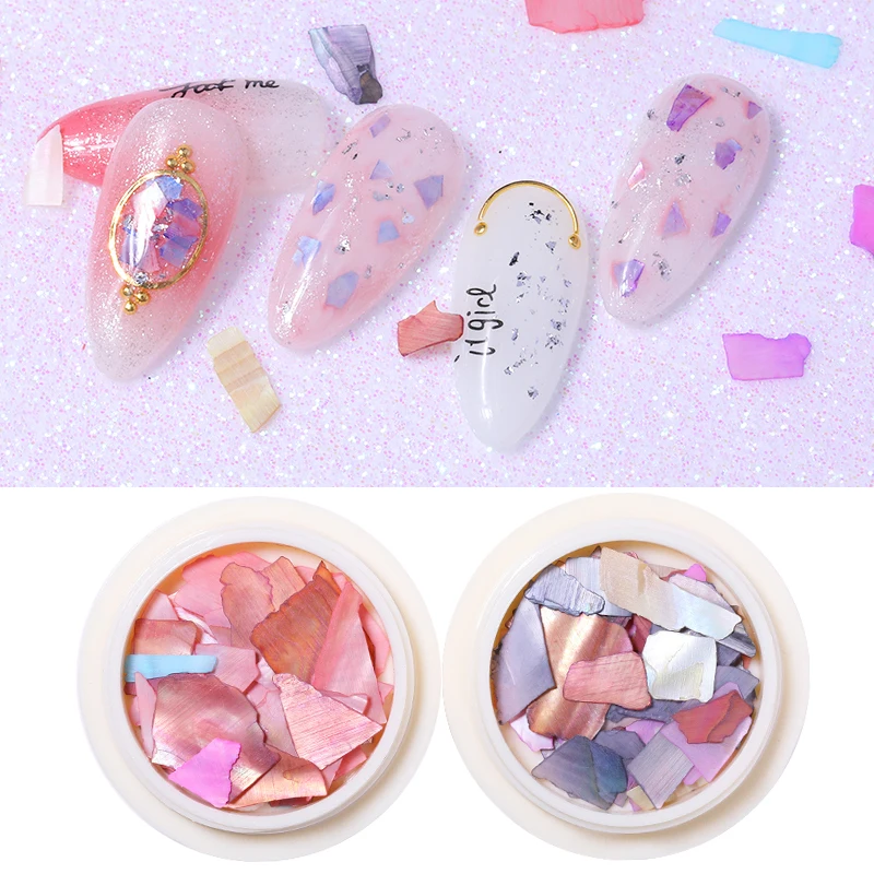 Кусочки ракушек неправильной формы разных размеров в коробке для дизайна ногтей из искусственных трехмерных декораций.