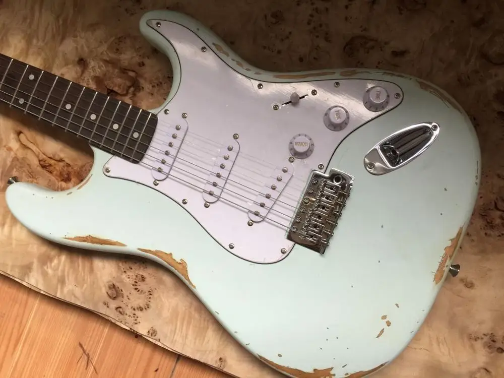 En stock Guitarra elуглеводородная рельефная древесина. El día se desvanece para hacer повторные