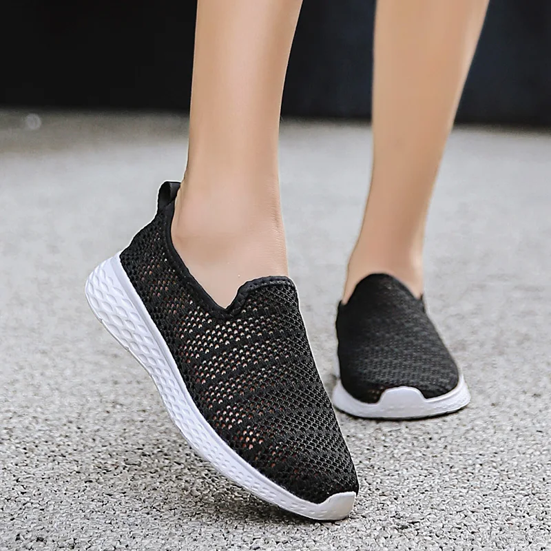 Summer Casual Lightweight Men's Running Shoes Breathable Mesh Slip on Sneakers Women Couple Outdoor Walking Designer Shoes Men