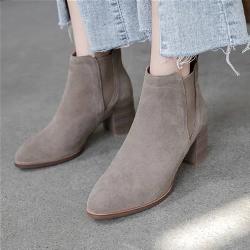 

Зимние женские ботинки; Короткая плюшевая женская обувь из коровьей замши без шнуровки на квадратном каблуке; 2020