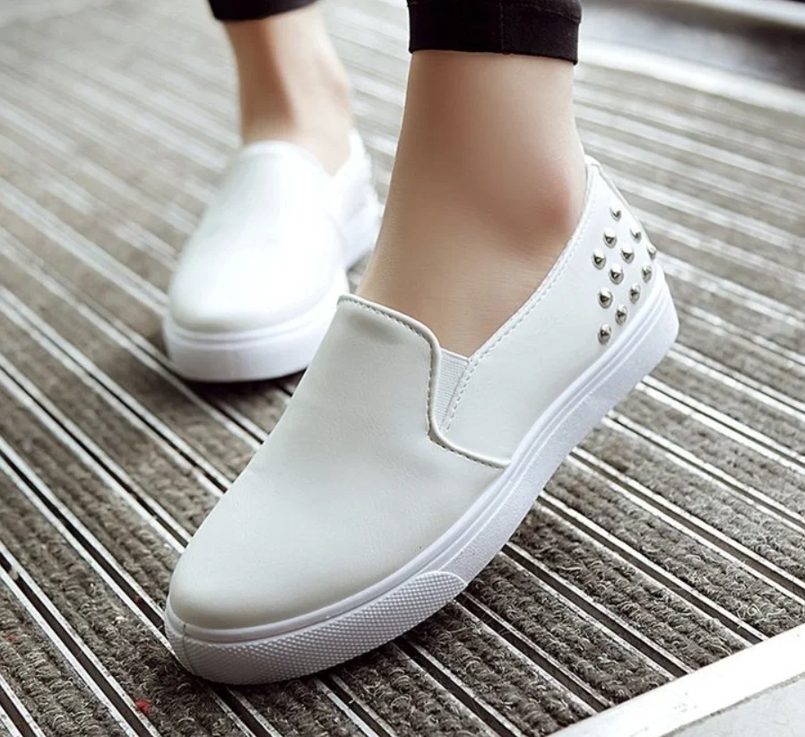 New Style Loafers Ladies Flat Casual Shoes Round Toe Sports Shoes Versatile Soft Bottom Rivet Comfortable Breathable Shoes