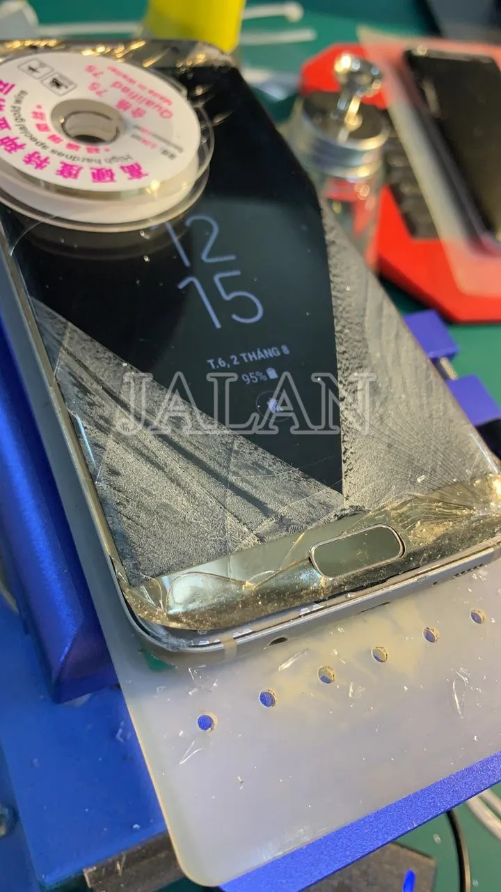 Инструмент для разбивания краев стекла помогает правильно обрезать слой ЖК