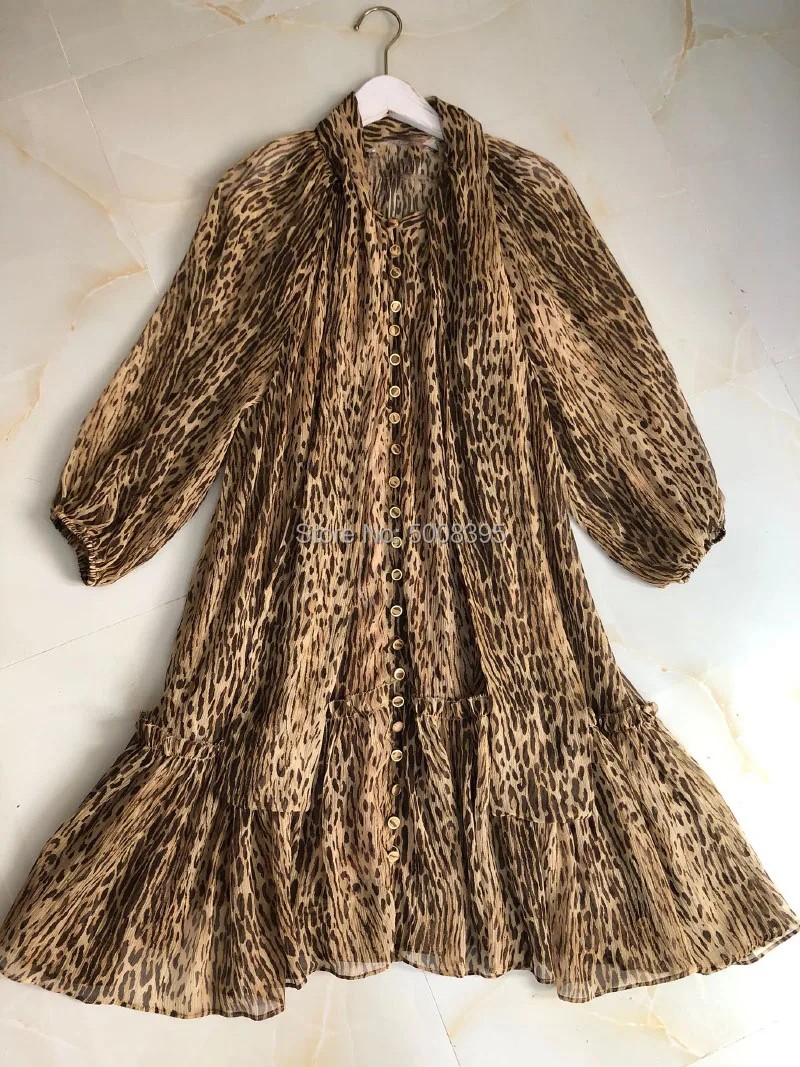 Леопардовое шелковое платье мини с высокой горловиной поясом и оборками на