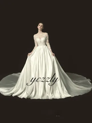 Элегантное бальное платье с круглым вырезом и длинными рукавами аппликацией