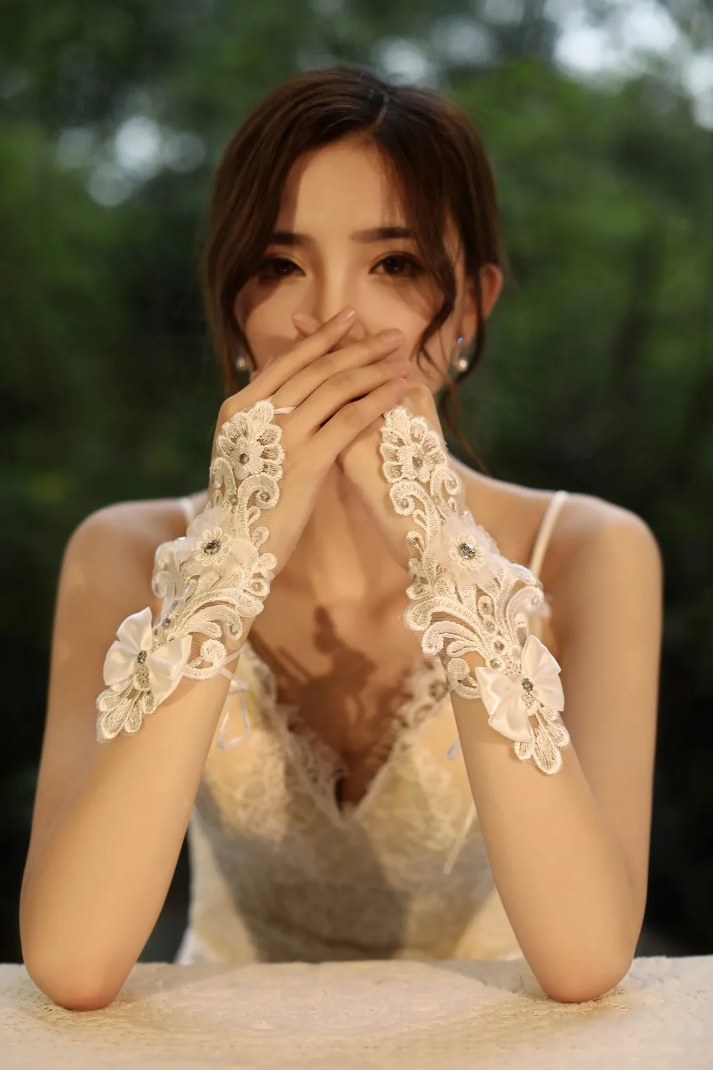 

Beads Opera Length Fingerless Bridal Gloves White Lace Wedding Party Glove With Flowers Pearls Brides Guantes Novia Real Photos