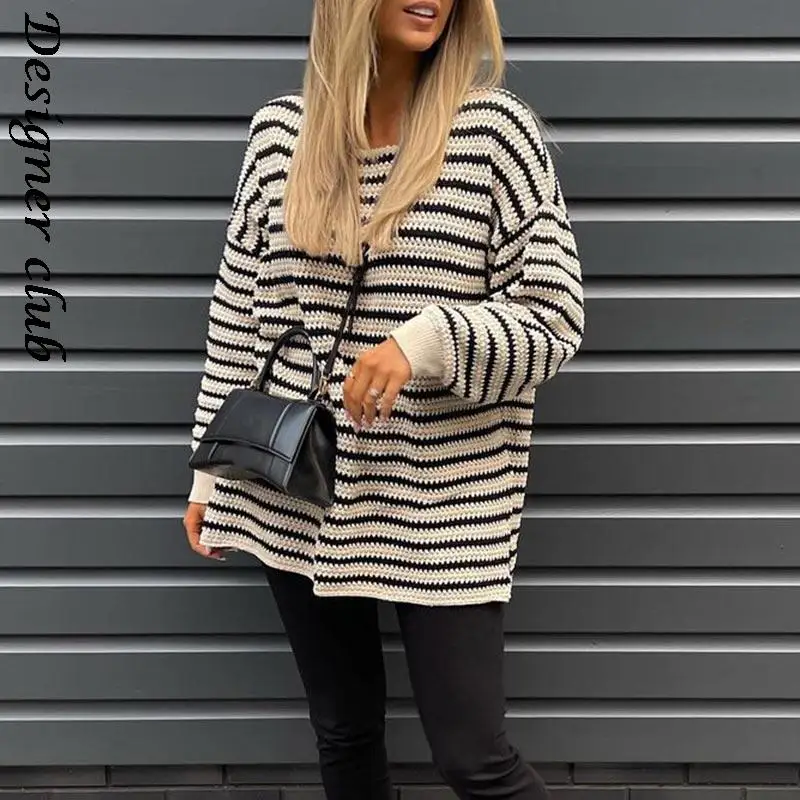 Женский трикотажный свитер в полоску с круглым вырезом и длинным рукавом |