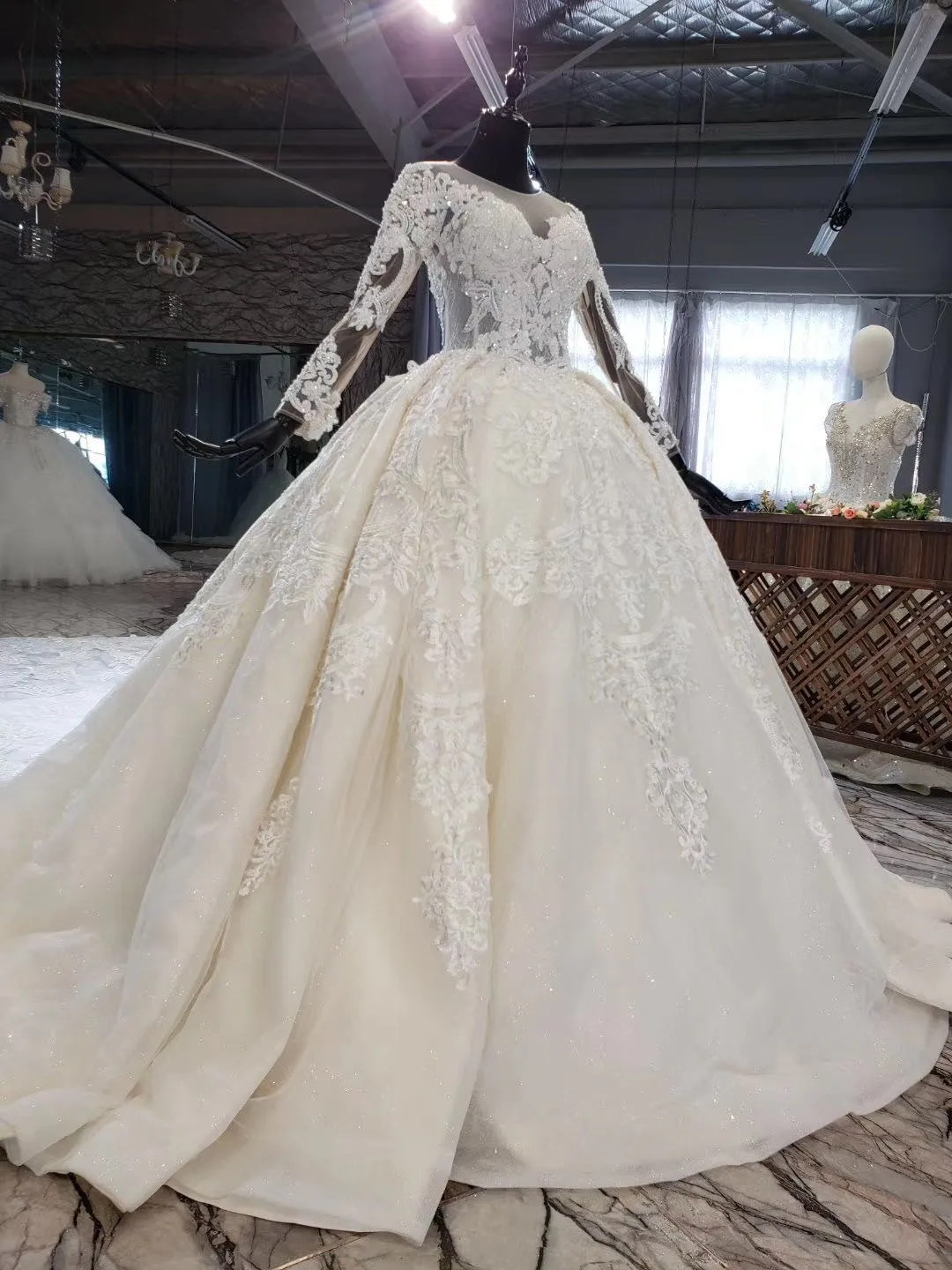 

Glamorous Robe De Mariee Long Sleeves Big Train Lace Bridal Dresses Sweetheart Beaded Crystals Pleated Ball Gown Wedding Dresses