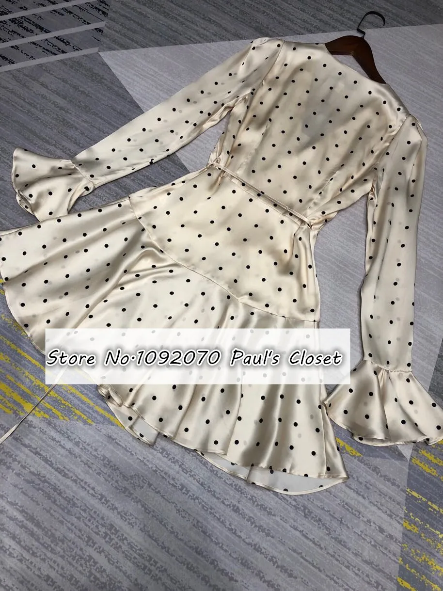 Женское мини-платье с глубоким v-образным вырезом принтом в виде пятен оборками и