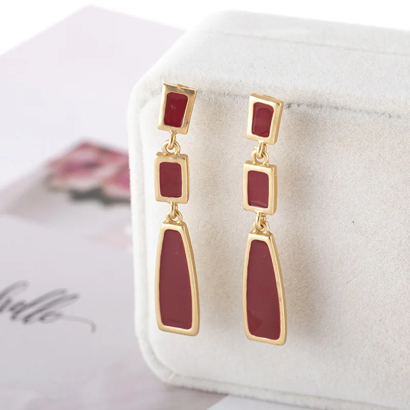 Ретро красный матовый прямоугольные серьги гвоздики геометрической формы в