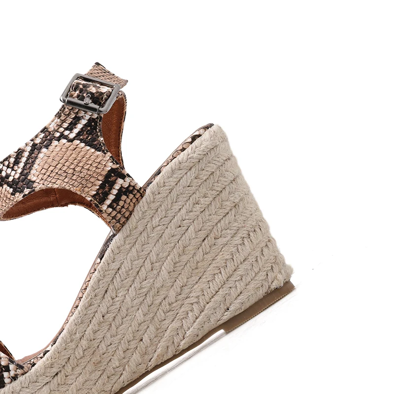 Сандалии со змеиным принтом Летние удобные босоножки на танкетке высоком