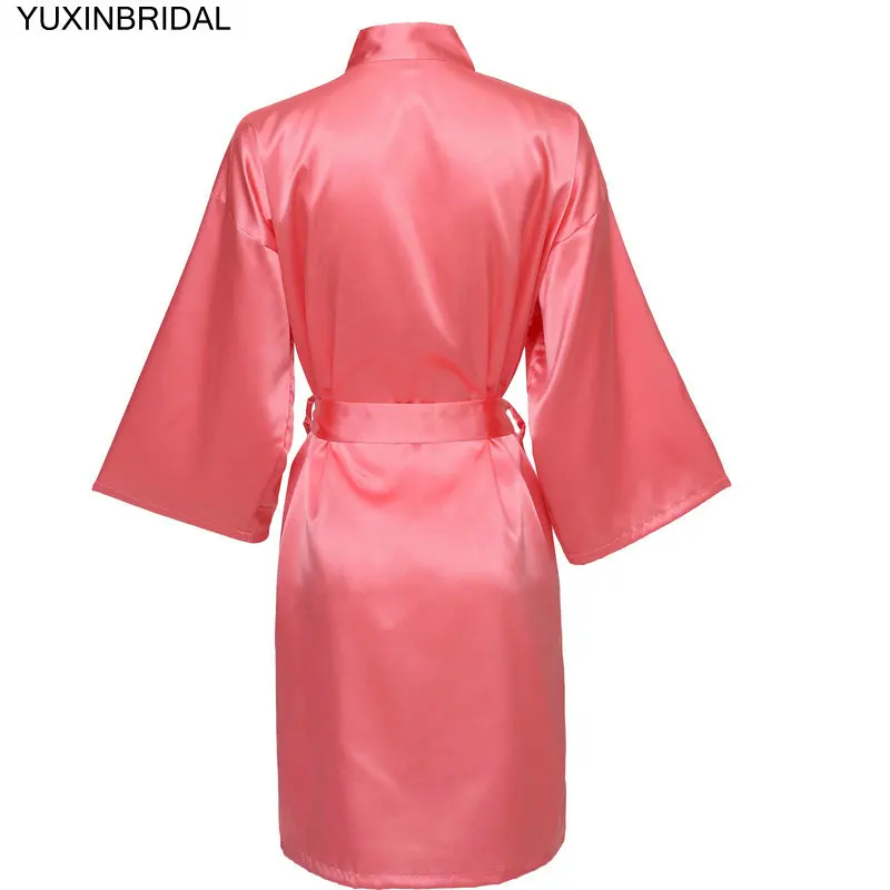 Coral YUXNBRIDAL Атласный халат для невесты, Свадебный банный халат, одежда для невесты, Свадебный Однотонный женский халат до колена - Цвет: Coral