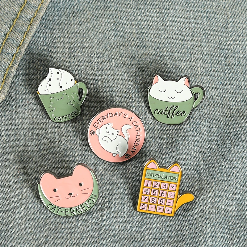 

Cute Cat Animal Enamel Pins Calculator Coffee Brooches for Kids Friends Cartoon Lapel Pin Bag Badge Metal Jewelry Gift Wholesale