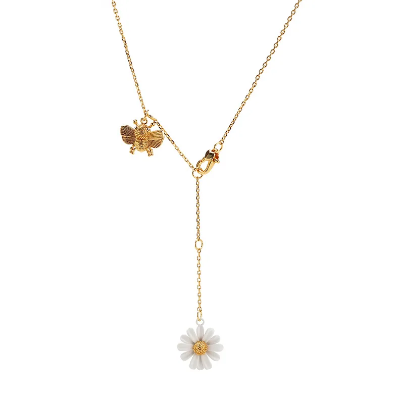 

European and American Trendy Net Red Hot Daisy Bee Necklace Painted White Flower Clavicle Chain a Multi-wearing Jewelry Female