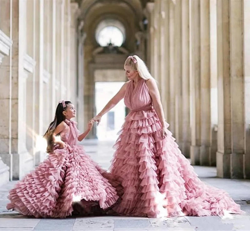 Розовое Многоярусное платье с цветочным узором для девочек платья мамы и дочки
