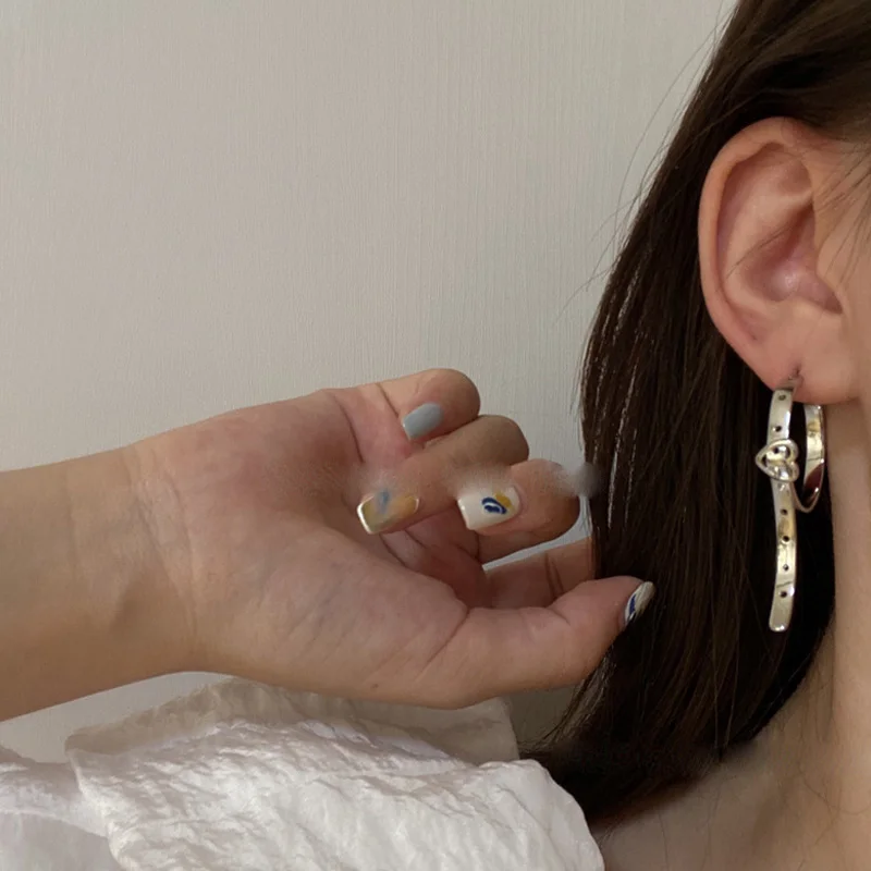 Серебряные тонкие серьги гвоздики с любовным ремнем для женщин гладкие