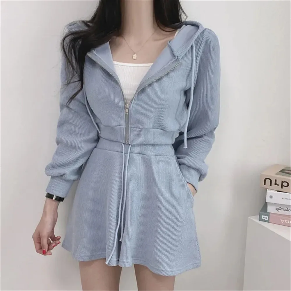 

Женский костюм весна-осень 2021, модный спортивный костюм из 2 предметов с толстовкой и шортами с широкими штанинами и открытой спиной