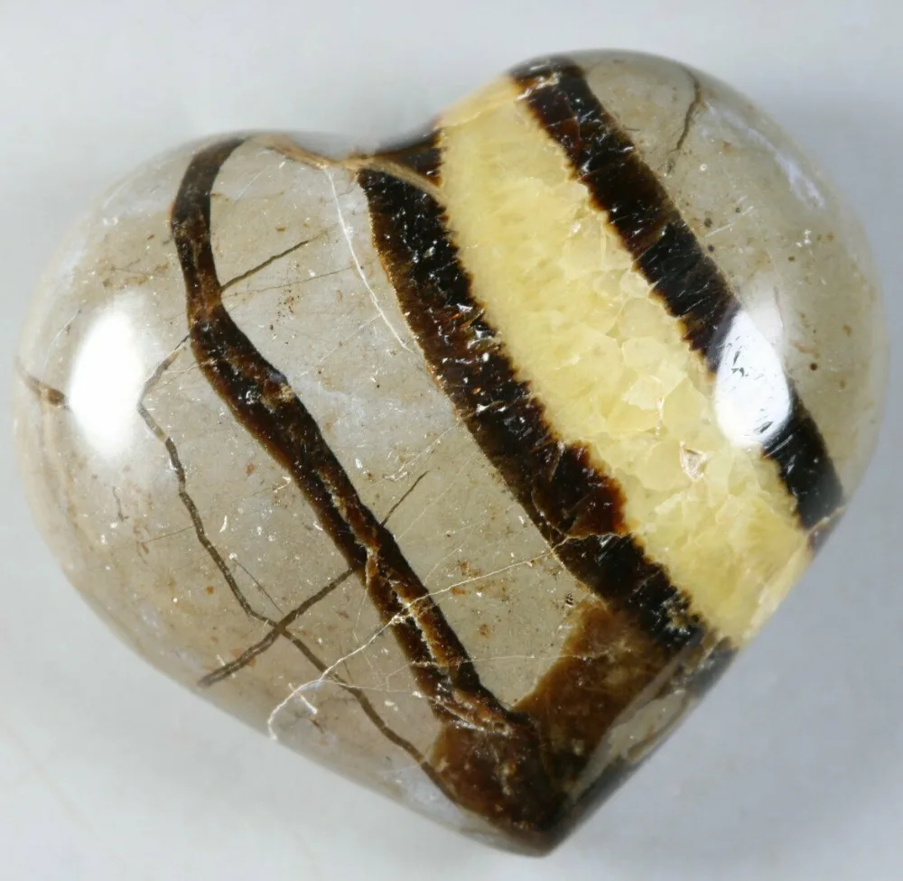 

Красивый Полированный дракон с кристаллами из смолы в форме сердца из Мадагаскара 200-240 г