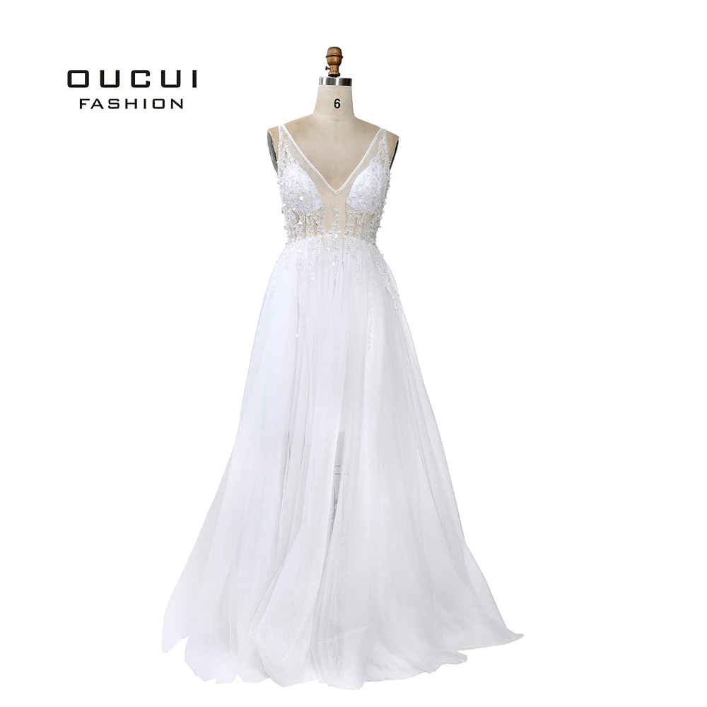 Белое длинное вечернее платье с глубоким V образным вырезом и открытой спиной