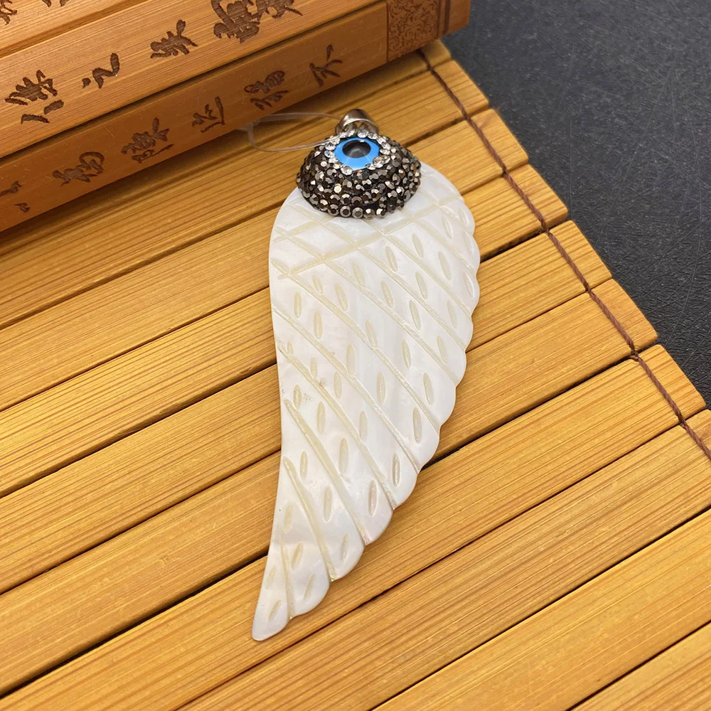 

Natural Freshwater Shell Pendant White Wing-shaped Inlaid Horse Eye Shell Diamond Carved Pattern DIY Fashion Jewelry Decoration
