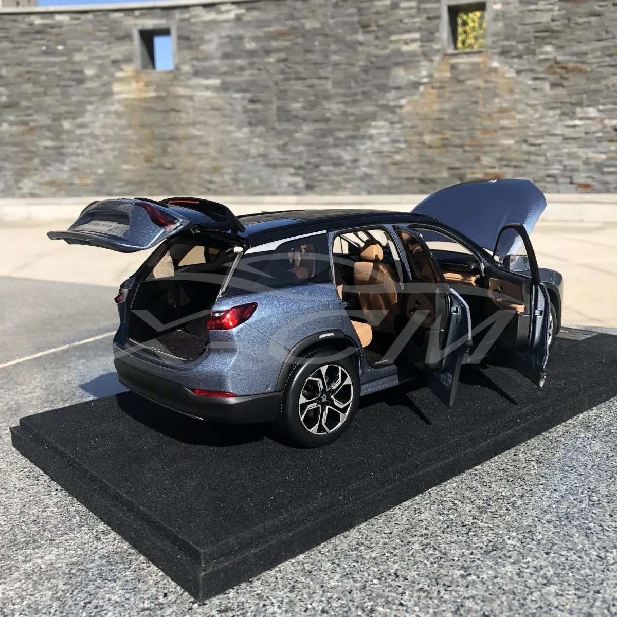 Литая модель автомобиля для почти настоящего NIO ES8 Founders Edition 1:18 (Star Blue) + небольшой