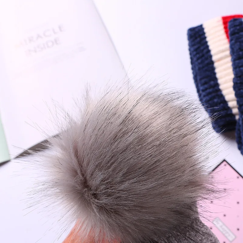Новинка; зимние вязаные шапки Skullies Beanies из плотного искусственного меха с помпоном; женские теплые шапки в полоску; вязаная шапка с меховым помпоном