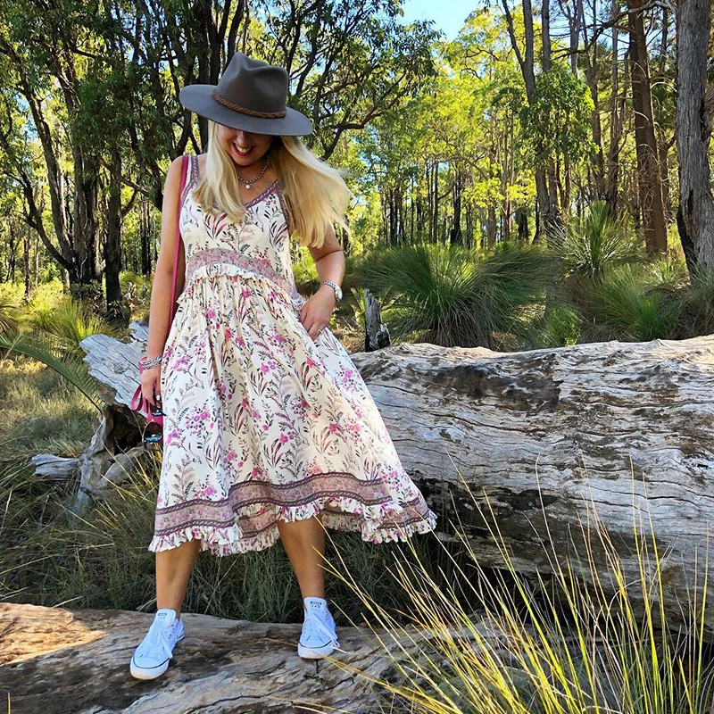 Женское платье на бретелях AYUALIN белое кремового цвета без рукавов с цветочным