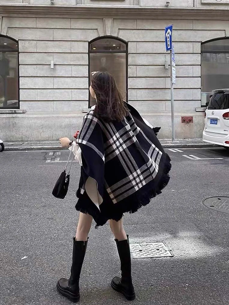 VANOVICH 2022 Autumn and Winter New Knitted Ponchos Loose Mid-length Outer Wear Capes Plaid Tassel Casual Korean Cape Coat |