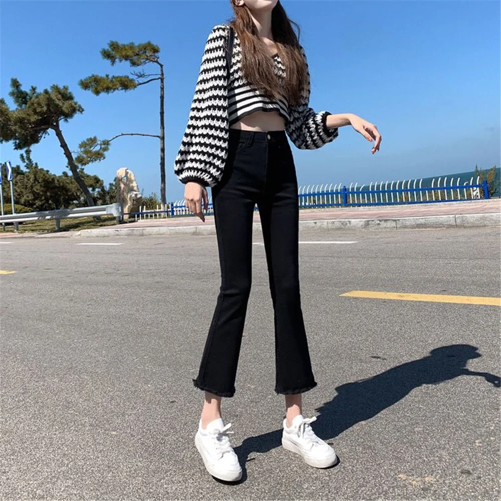 Черные расклешенные джинсы с флисовой бахромой на подоле женские эластичные