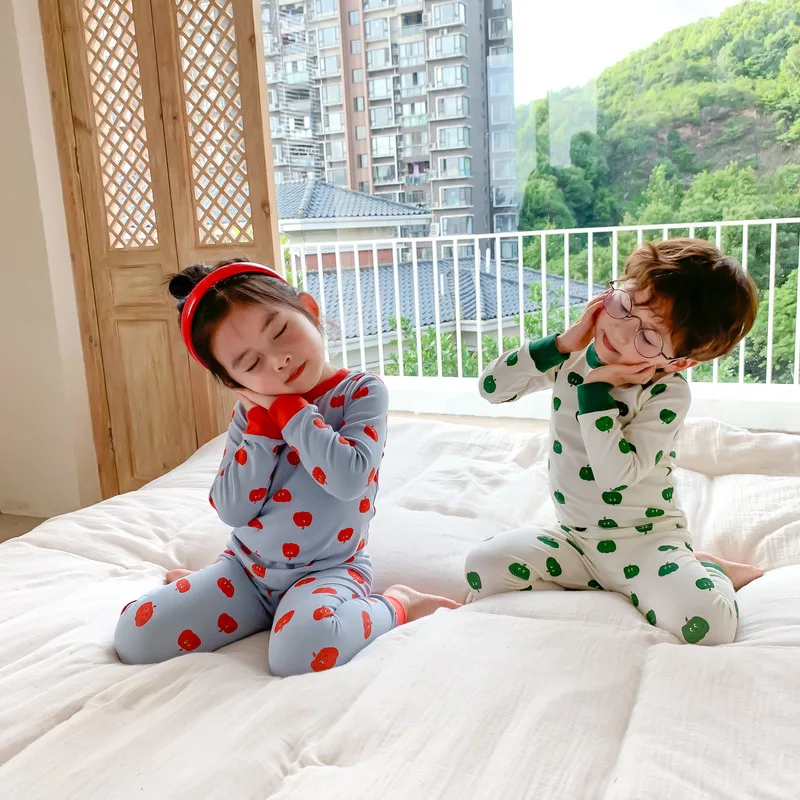 Хлопковые милые пижамные комплекты с принтом яблока для мальчиков и девочек