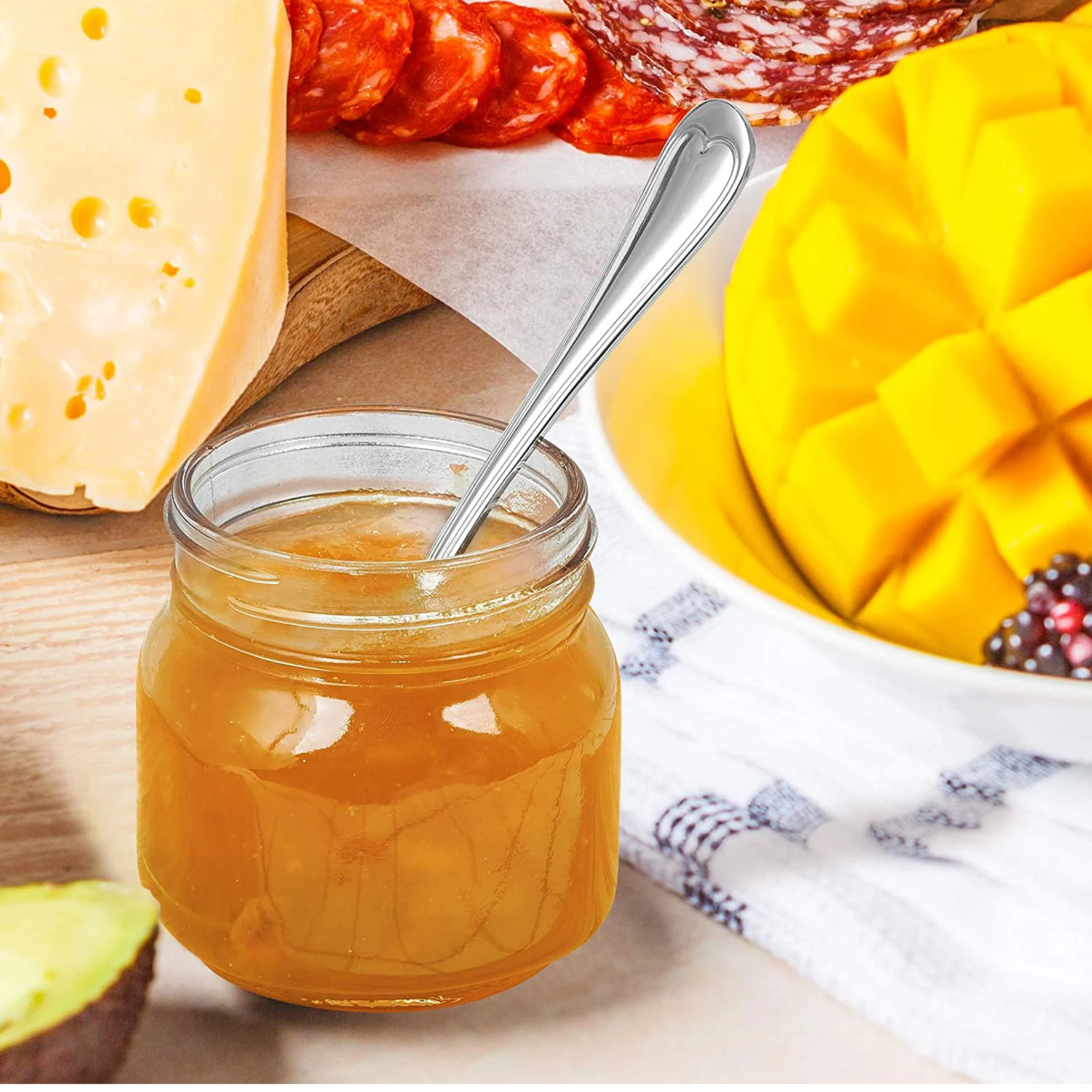 Каменные банки с обычными крышками идеально подходят для варенья меда свадебных