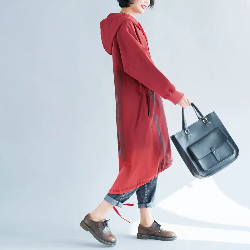 

The spring and autumn period and the hooded fleece easy leisure female code printing long dress gradient is irregular