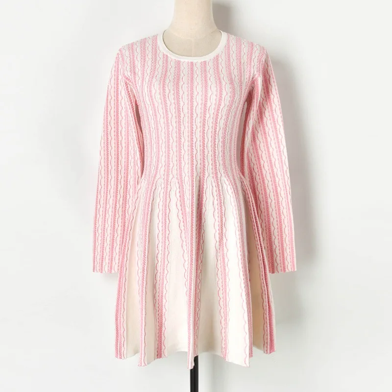 Осенне зимнее трикотажное платье с длинным рукавом и о вырезом геометрическим