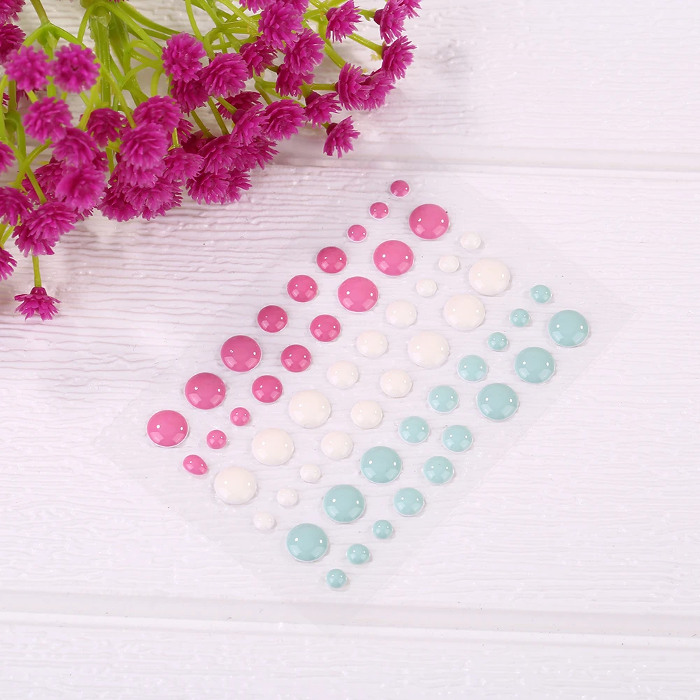 Сахарный крем цвета разбрызгивает самоклеющиеся эмалированные точки смолы