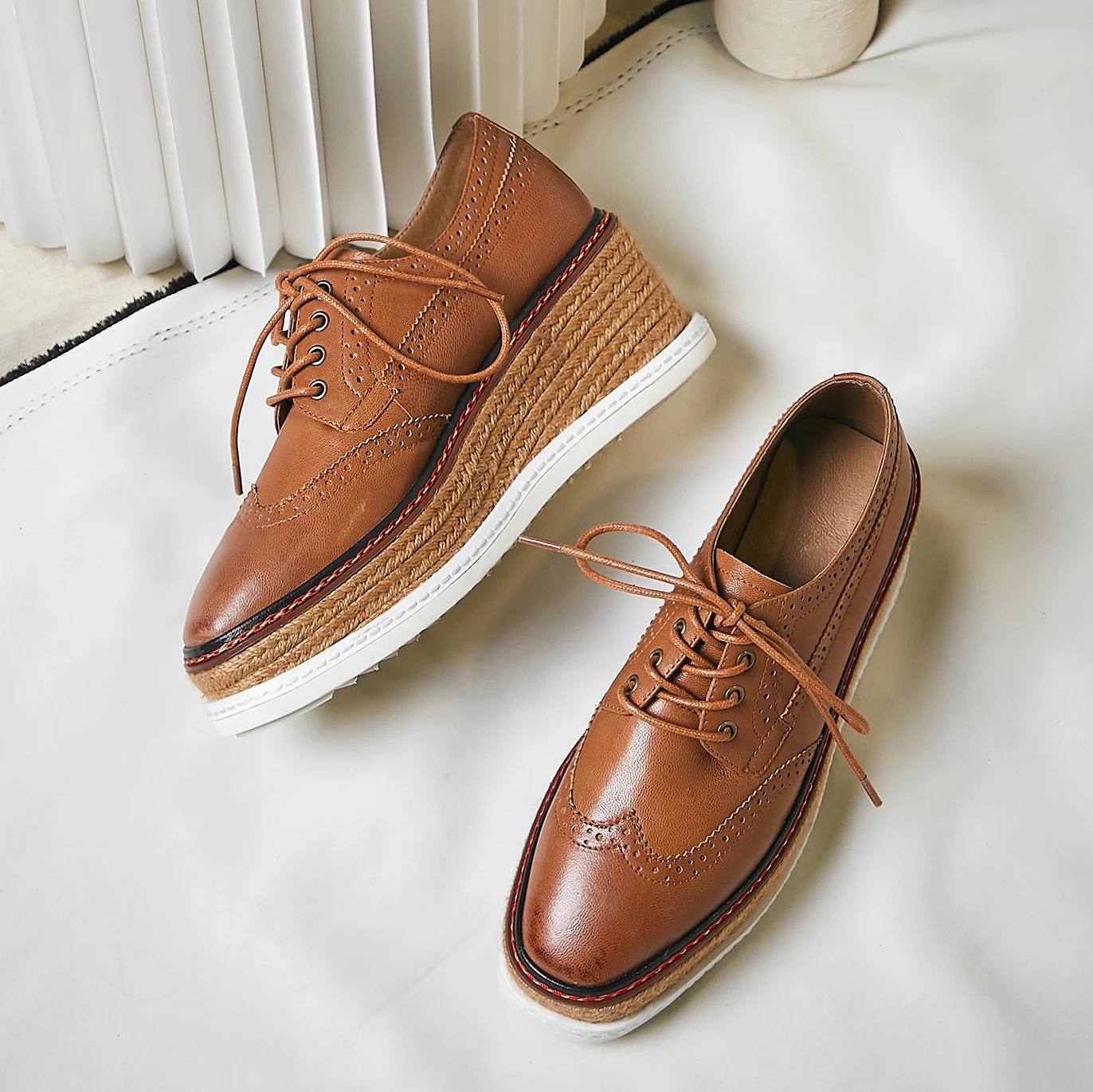 Женские туфли-оксфорды из натуральной кожи на платформе шнуровке с квадратным