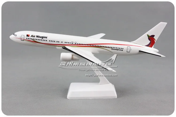 27 см авиакомпании Гвинеи ниугини Боинг B767 300 1: 200 пластиковая Сборная модель