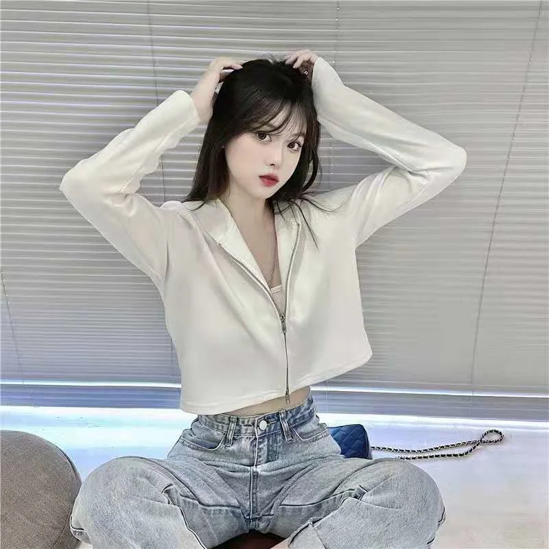 

Белый короткий свитер с высокой талией и капюшоном для женщин на весну