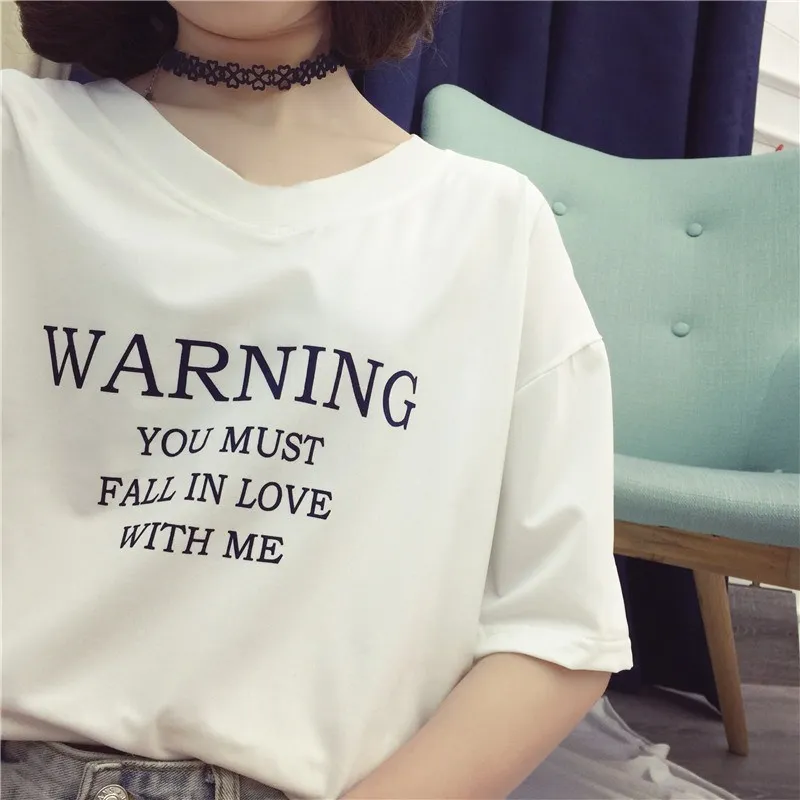 Женская футболка с надписью You Must Fall In Love With Me вырезом лодочкой и графикой