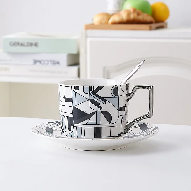 

Golden Handle Bone China Coffee Cup Mugs and Saucer Ceramic Coffee Set Personality Creative Restaurant British with Spoon Cups