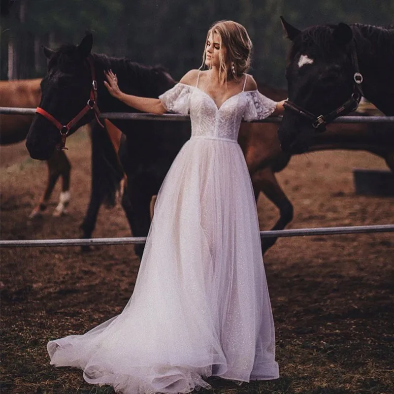 Купи Newly Spaghetti Strap Sample Wedding Dress 2021 White Shiny Boho Wedding Dress With Lace Appliqued Plus Size Bridal Dresses за 6,604 рублей в магазине AliExpress