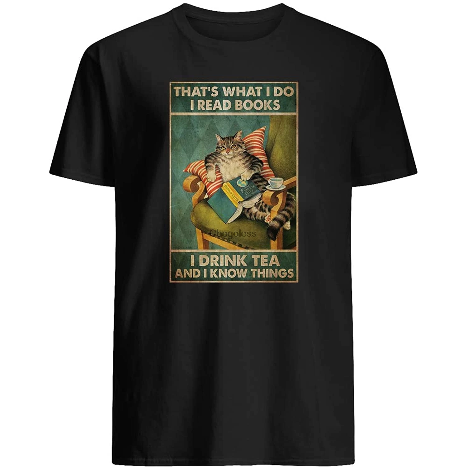 Симпатичная кошка читающая книга на диване вот что я читаю книги пью чай и знаю