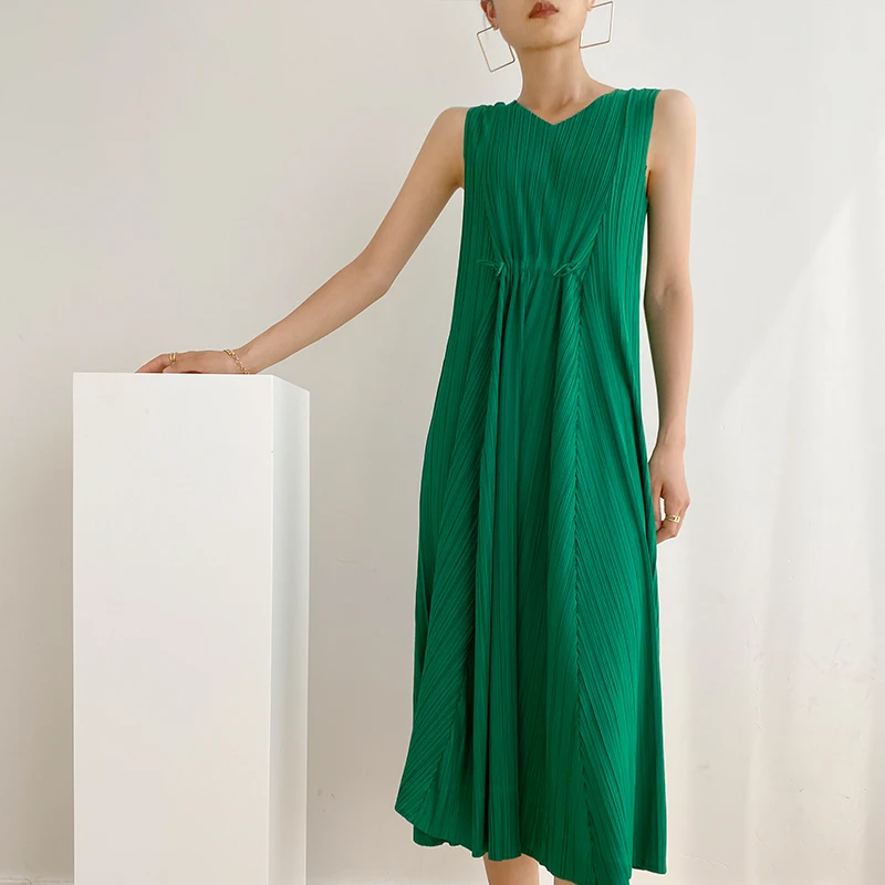 Летнее плиссированное платье Ins Miyake длинное атмосферное с V-образным вырезом и