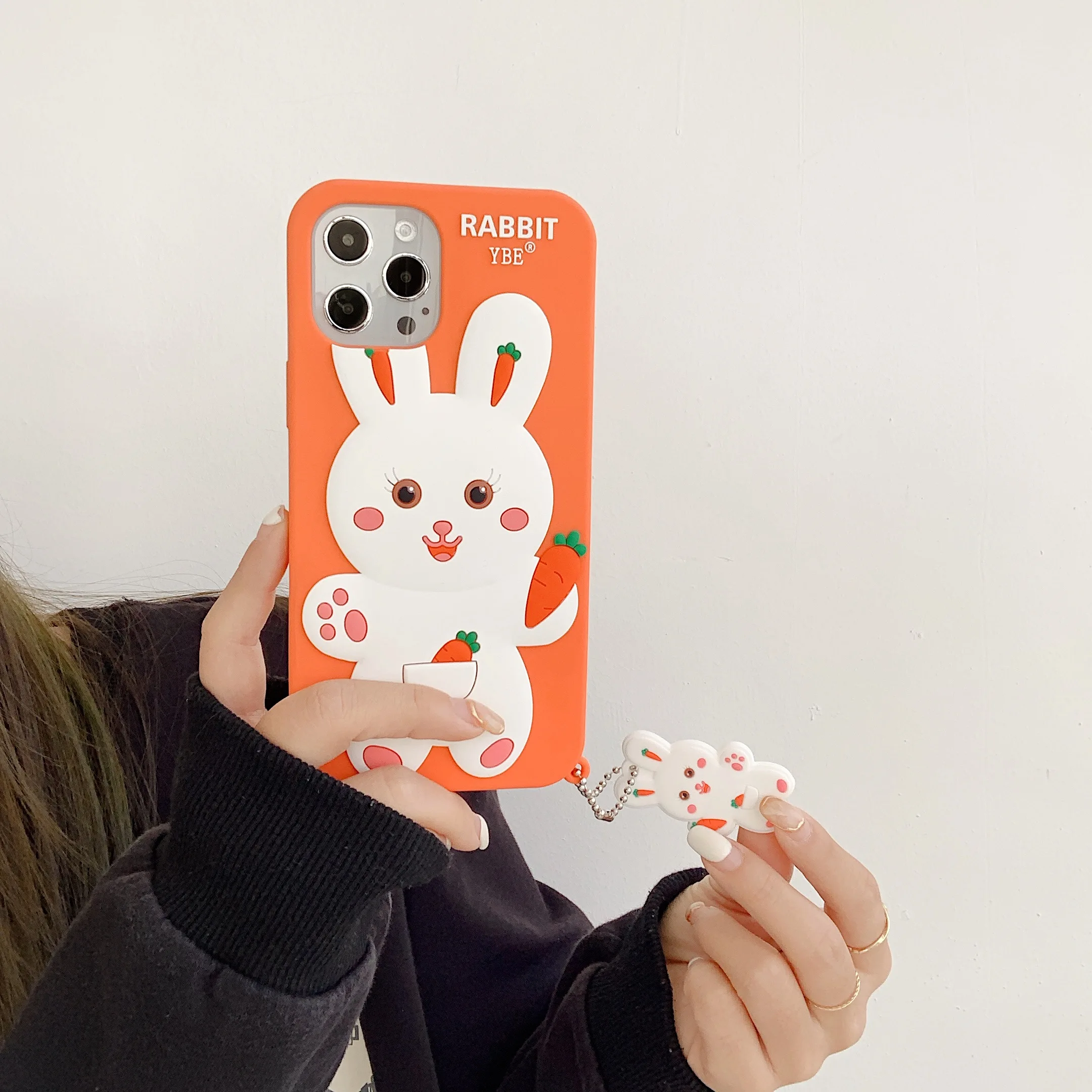 

The little white rabbit eating carrot pattern is suitable for iPhone 11 and iPhone 12 series mobile phone cases