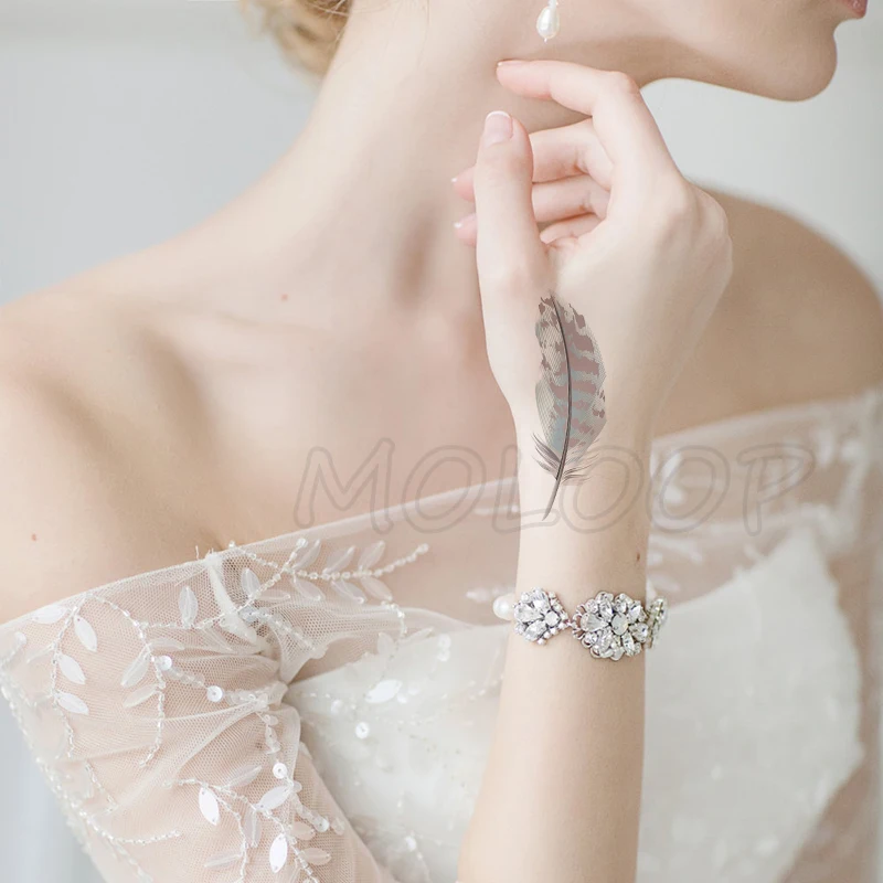 Переводная татуировка с серыми пикантными перьями тату для боди арта