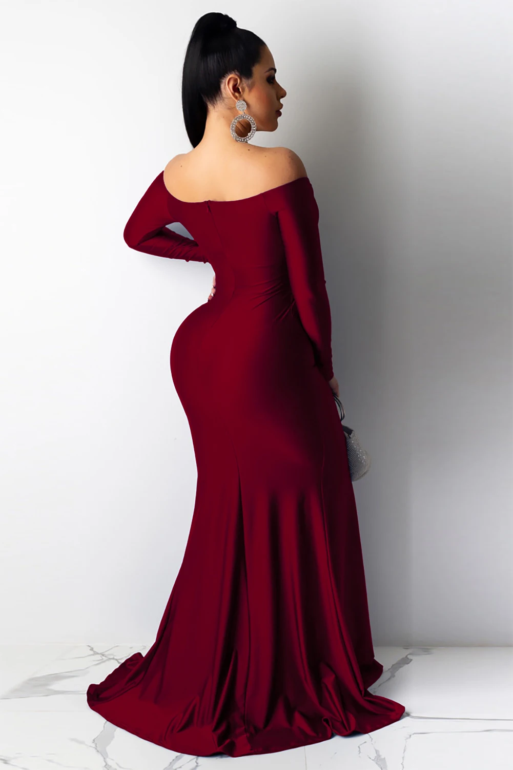 Винно-Красное Облегающее платье с открытыми плечами и Боковым Разрезом для