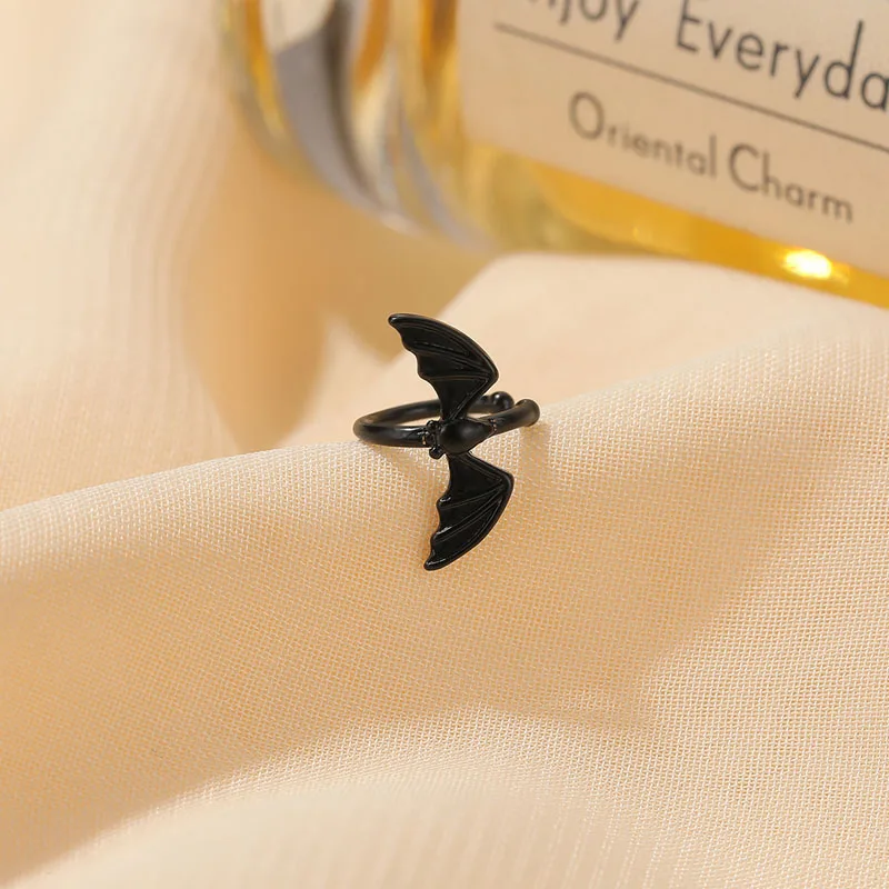 

1 PC Open C Vintage Cute Bat Ear Non Pierced Clip Earring Ins Trendy Simple Small Silver Color Ear Bone Cuff Earring Jewelry