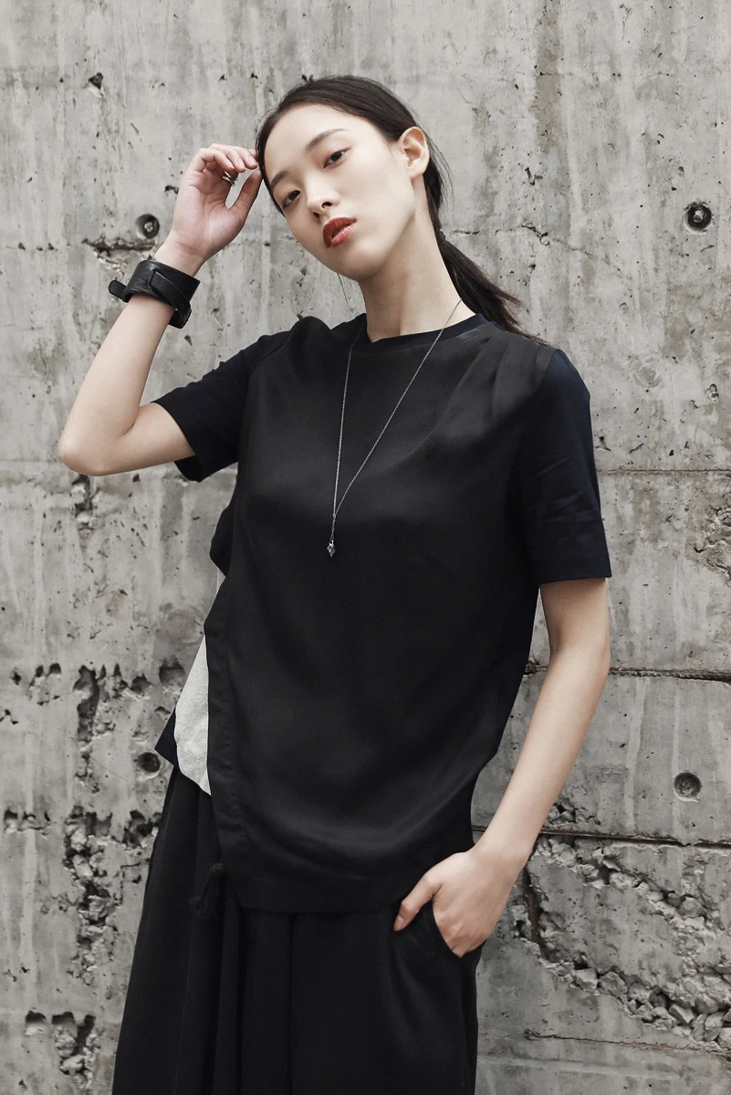 

IRREGULAR SHORT-SLEEVED T-SHIRT with summer minimalist design