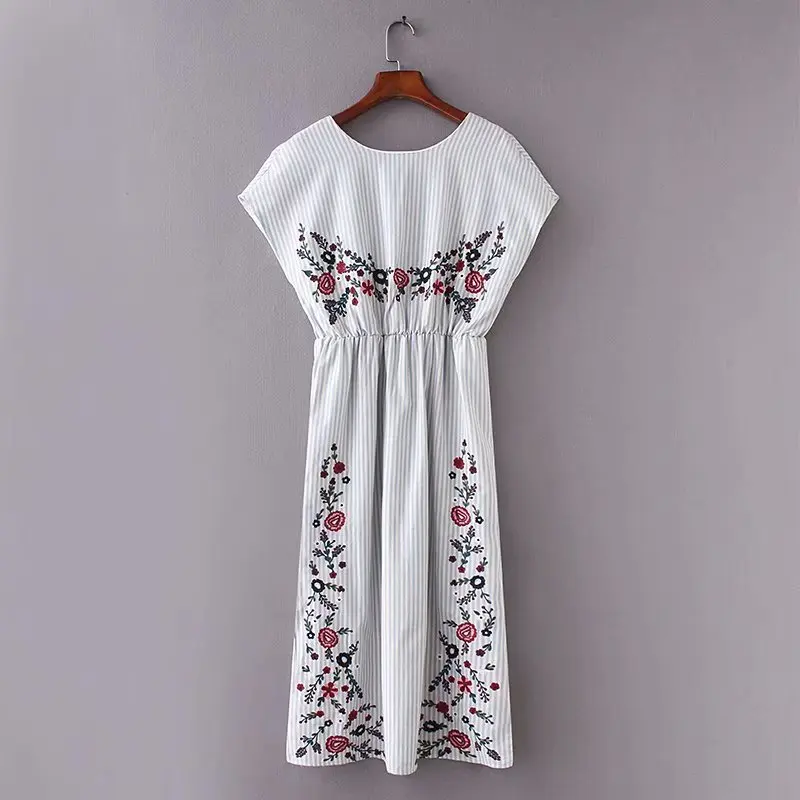 Женское платье в полоску свободное с цветочной вышивкой и разрезом сбоку