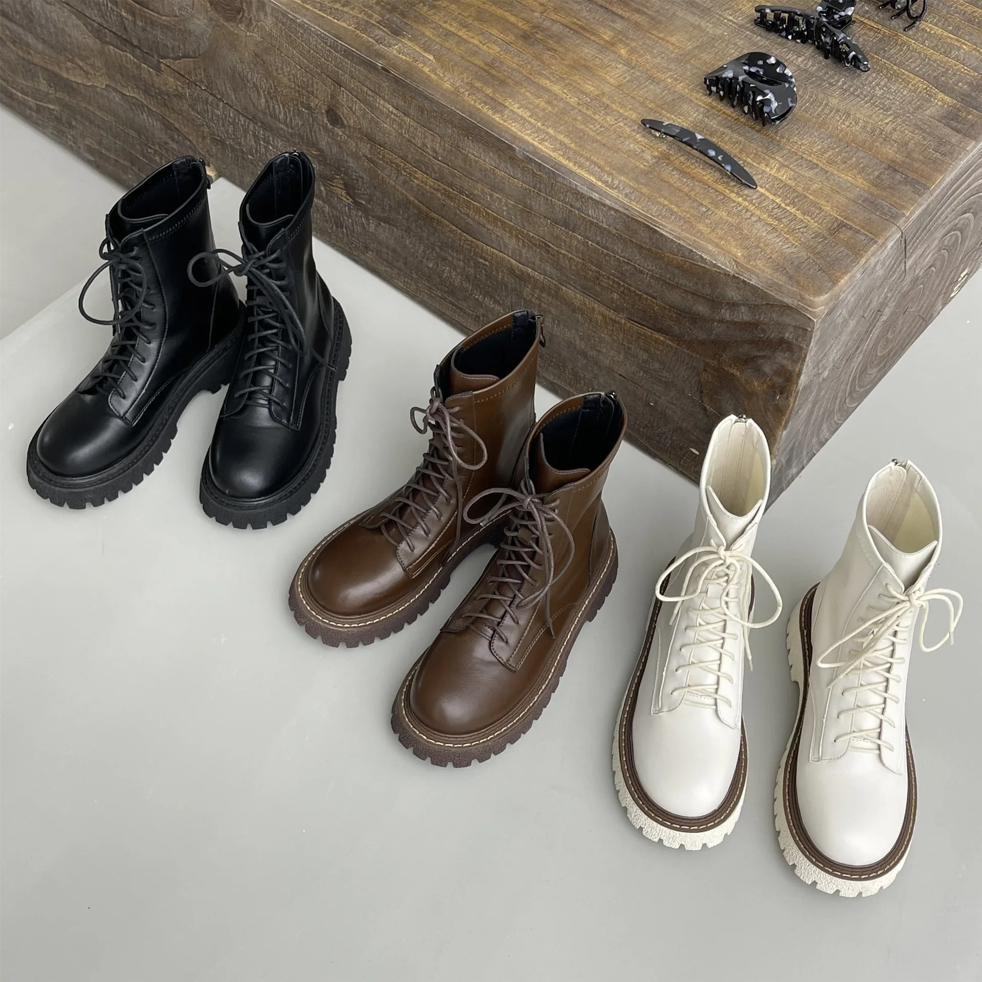 

Женские ботинки на молнии сзади, роскошные дизайнерские ботинки из флока до середины икры, с круглым носком, в стиле «Лолита», на средней рез...