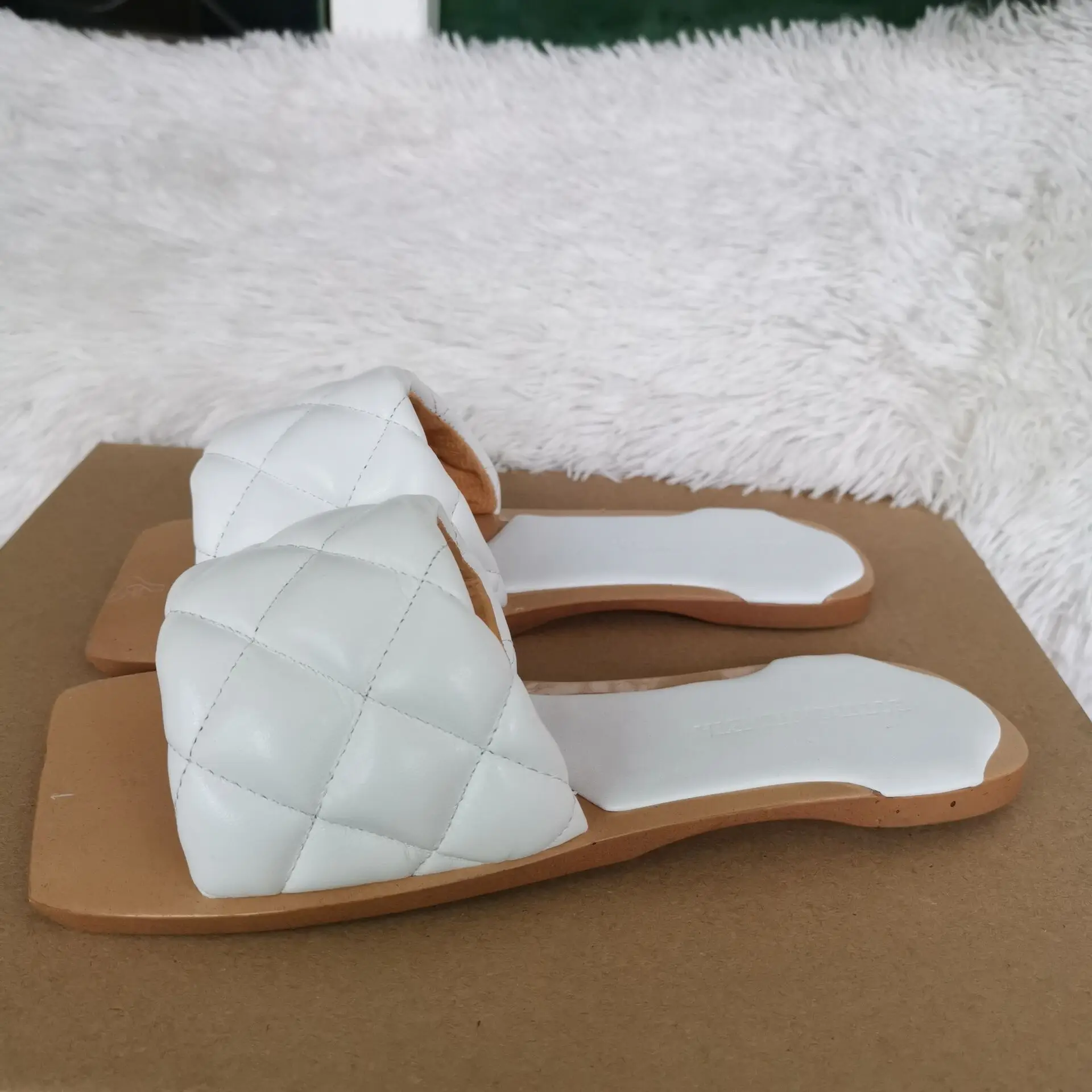 Женские кожаные пляжные шлепанцы на плоской подошве Классические Вьетнамки с