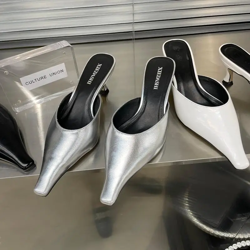 

Шлепанцы женские, на низком каблуке, со змеиным принтом